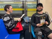 Leitores transformam metrô de SP em biblioteca sobre trilhos