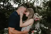 Lembrancinhas do casamento de Taylor Swift e Travis Kelce: taça de diamantes e lenço bordado