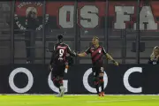 Leozinho brilha com dois gols e Athletico-PR vira sobre São Paulo