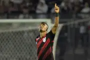 Leozinho celebra primeiros gols no Brasileirão e recorda transição do futsal