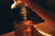Licor de whiskey conquista novos apreciadores com sabor suave
