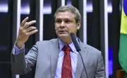 Lindbergh chama Flávio Bolsonaro de traidor da pátria por tarifaço dos EUA