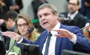 Lindbergh Farias pede revogação da prisão domiciliar de Bolsonaro após carta