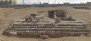 Línguas de ouro em túmulos de cidade egípcia são descobertas por arqueólogos