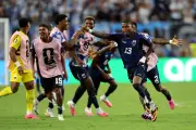 Lopes Cabral troca camisa com Vini Jr e torcida do Benfica pede sua saída