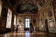 Louvre reabre Galeria de Apolo após roubo de joias de €88 milhões