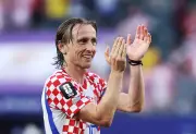 Luka Modric renova com Milan aos 40 anos e segue na Itália
