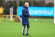 Luís Castro desabafa sobre críticas e pede respeito no Grêmio