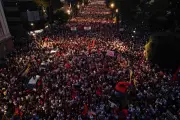 Maior protesto na Albânia contra resort de Trump atrai milhares em Tirana