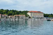Makarska, na Croácia, proíbe venda noturna de álcool para conter turistas bêbados