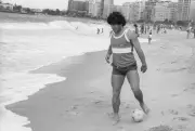 Maradona no futevôlei em Copacabana: a estreia do 'Pilastrinha' em 1985