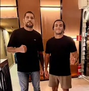 Marcelo Sangalo, filho de Ivete, posa com campeão do UFC Alex Poatan