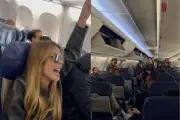 Mari Fagundes canta 'Peão Todo Tatuado' em voo e viraliza