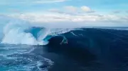 Maya Carpinelli encanta ao surfar onda gigante em Teahupoo