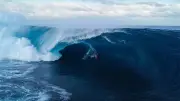 Maya Carpinelli surfa maior onda da carreira em Teahupo’o