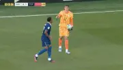 Mbappé ignora goleiro do Paraguai e provoca confusão na Copa