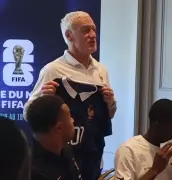 Mbappé recebe camisa especial de Deschamps pelos 100 jogos pela França
