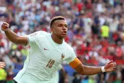 Mbappé supera pênalti perdido e lidera França à semifinal da Copa