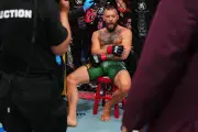 McGregor lesiona joelho no UFC 329 e sugere volta em 2027