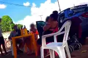 Mãe é detida por embriaguez e maus-tratos ao segurar bebê em bar