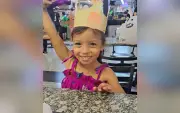 Mãe e padrasto vão a júri por morte de menina enterrada viva