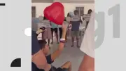 Menino atacado por tubarão tem alta e é recebido com festa em casa