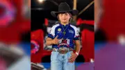 Menino de 10 anos monta em mini touros de até 400 kg em rodeios