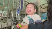 Menino de 3 anos com síndrome rara vive há 3 anos no hospital e vai para casa