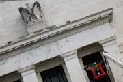 Mercado converge em títulos curtos e cautela com vencimentos longos