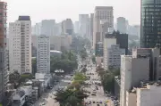 Mercado de imóveis comerciais recua com juros altos no Brasil