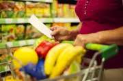 Mercado de trabalho aquecido, mas custo de vida desafia brasileiros