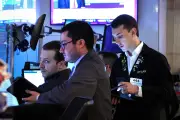 Mercados futuros dos EUA caem antes de resultados de Alphabet e Tesla