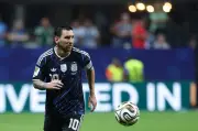 Messi precisa de hat-trick ou doblete com assistência para superar Mbappé e levar Chuteira de Ouro