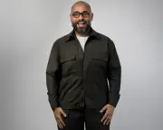 Michel Alcoforado leva 'Coisa de Rico' ao Teatro AXIA Casa Grande