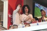 Mick Jagger torce pela Inglaterra com filho Lucas em semifinal contra Argentina