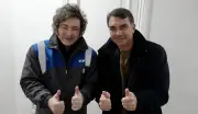 Milei anuncia viagem ao Brasil em julho para apoiar Flávio Bolsonaro