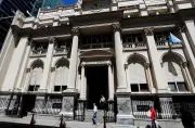 Milei defende reforma do BC argentino com base em inflação de 13 trilhões%