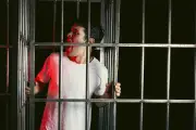 Monólogo 'A Pequena Prisão' estreia no Teatro Poeira com imersão inovadora