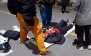 Moradores improvisam maca para socorrer motociclista perto de UPA em MG