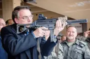 Moraes revoga porte de arma de Bolsonaro e determina apreensão de dez armas