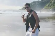 Motoboy morre após carro furar sinal e capotar no Batel