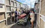 Motociclista levado 250m no capô é sepultado em Aracaju