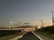 Motociclista morre após bater em caminhão e ser atropelado na SP-75