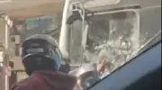 Motociclista quebra vidro de ônibus em Copacabana e é detido pela GM