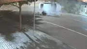 Motor de carro é arrancado após batida em árvore em Cascavel