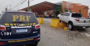 Motorista bate carro contra mureta de concreto na Via Dutra em Resende