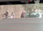 Motorista buzina durante assalto em SP e criminoso aponta arma