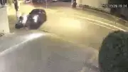 Motorista capota carro após bater em veículos estacionados e foge em Patos de Minas