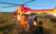 Motorista de 56 anos resgatado de helicóptero após capotar carro em Alfenas