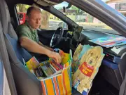 Motorista de app vende livros infantis para incentivar leitura no Acre